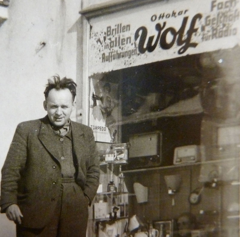1951 Ottokar Wolf vor Optik Wolf, Marktheidenfeld